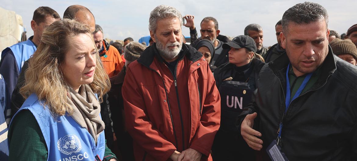 المديرة العامة للمنظمة الدولية للهجرة إيمي بوب، ومنسق الأمم المتحدة للشؤون الإنسانية في الأرض الفلسطينية المحتلة (في المنتصف) يزوران قطاع غزة