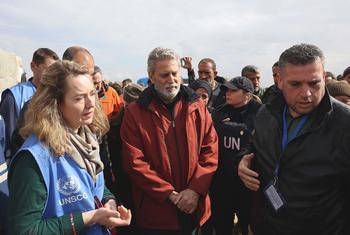 المديرة العامة للمنظمة الدولية للهجرة إيمي بوب، ومنسق الأمم المتحدة للشؤون الإنسانية في الأرض الفلسطينية المحتلة (في المنتصف) يزوران قطاع غزة