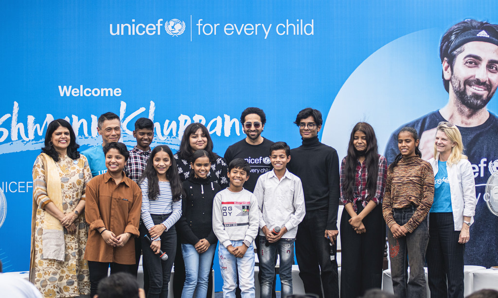 आयुष्मान खुराना ने दिल्ली में UNICEF इंडिया के एक कार्यक्रम में बच्चों और किशोरों के साथ एक ग्रुप फोटो के लिए पोज दिया।
