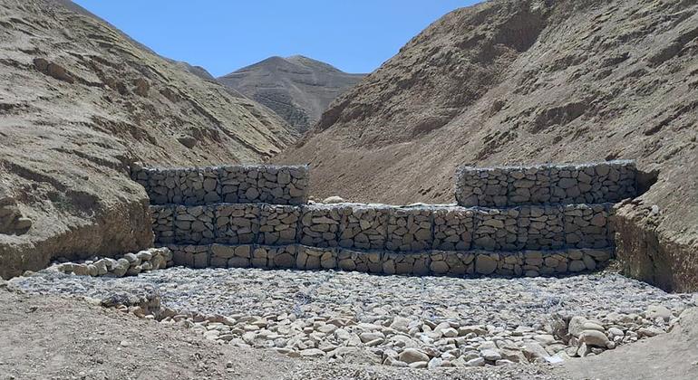 पत्थरों की बाँध बनाकर, वर्षा के पानी को इकट्ठा करने की कोशिश की जाती है.