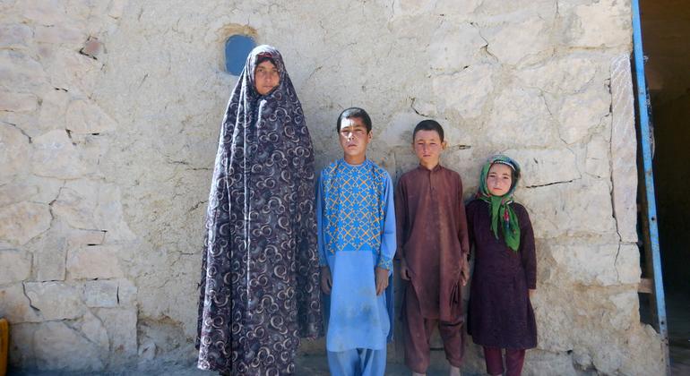 अपने पति की मृत्यु के बाद फ़ातिमा को कोई काम नहीं मिल पा रहा था, जिससे वह अन्य गाँववालों की सहायता पर निर्भर हो गईं. तार बुनाई के इस नए कौशल के साथ, वह अब अपने परिवार का भरण-पोषण करने में सक्षम हैं. 