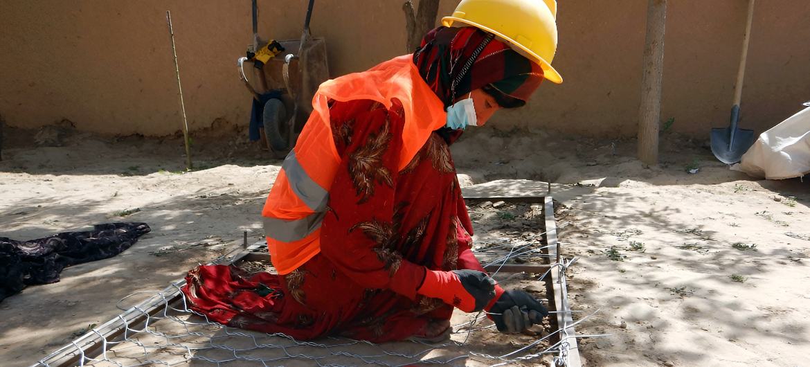फ़ातिमा ने एफ़एओ परियोजना का लाभ उठाया, जिसमें उन्हें तार की जाली बुनना सिखाया, जो प्राचीन समय में उनके गाँव में बाढ़ और मिट्टी के कटाव से बचाव के लिए उपयोग किए जाते थे. 