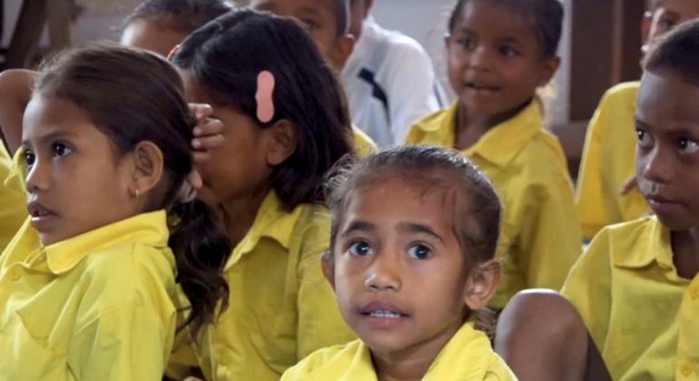 Crianças assistem aula em escola perto de Dili