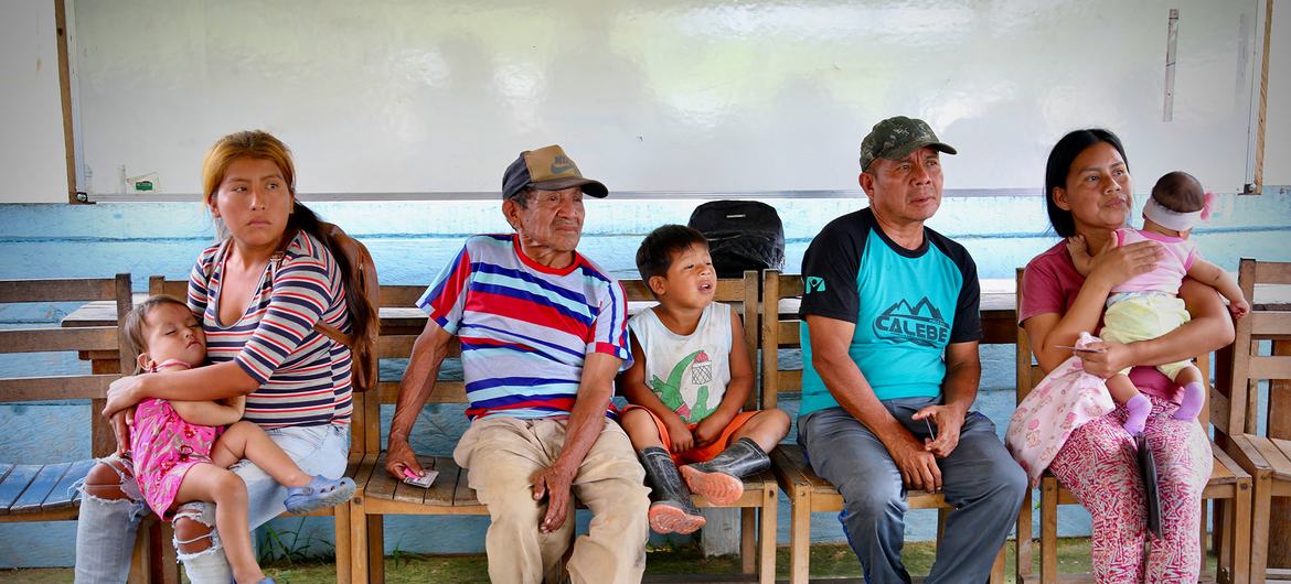 Un grupo de indígenas espera su turno para una evaluación médica en el norte de Brasil.
