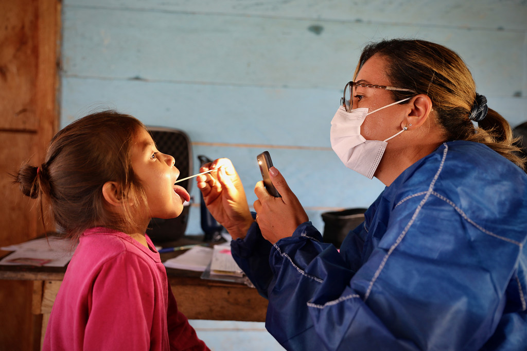 Una enfermera de la Organización Internacional para las Migraciones durante una consulta médica en zonas remotas de Brasil.