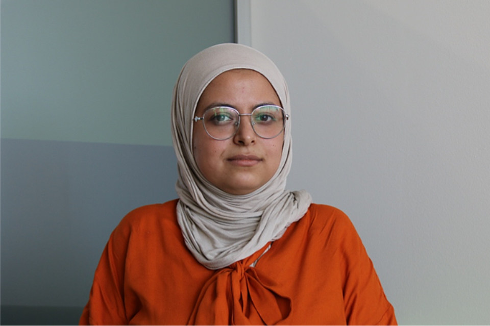 Лама Альджаради, сирийско-турецкая гражданка, работающая в области вовлечения и установления партнерских отношений с гражданским обществом в рамках Сирийской программой Структуры «ООН-женщины» для арабских государств в Газиантепе, Турция. 
