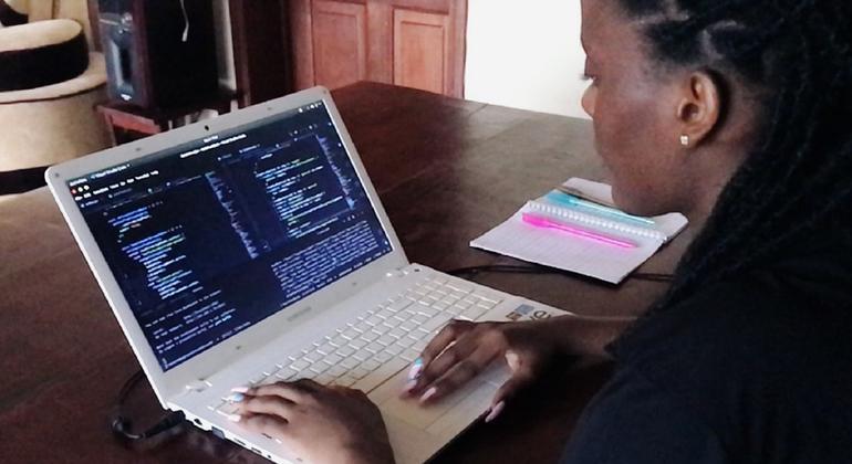 Carine, ingeniera de software, trabaja en la codificación de las aplicaciones en las que trabaja, Save y Save+, desde su tableta en Kigali (Ruanda).
