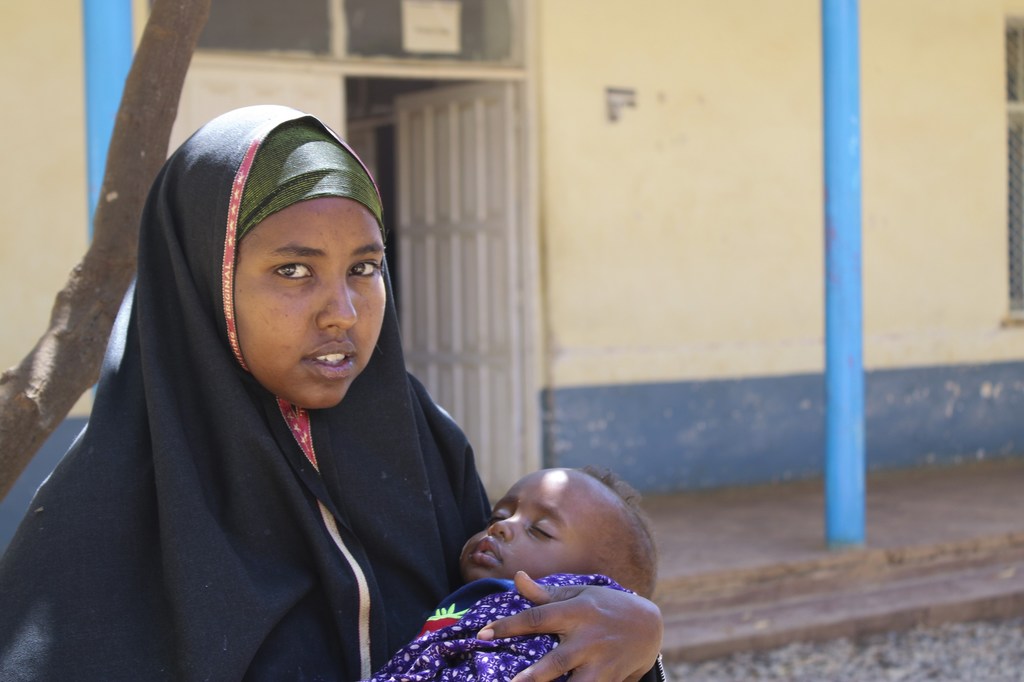 在索马里拜多阿，一名妇女带着她17个月大的孩子在当地的海湾地区医院的稳定中心接受营养不良治疗。