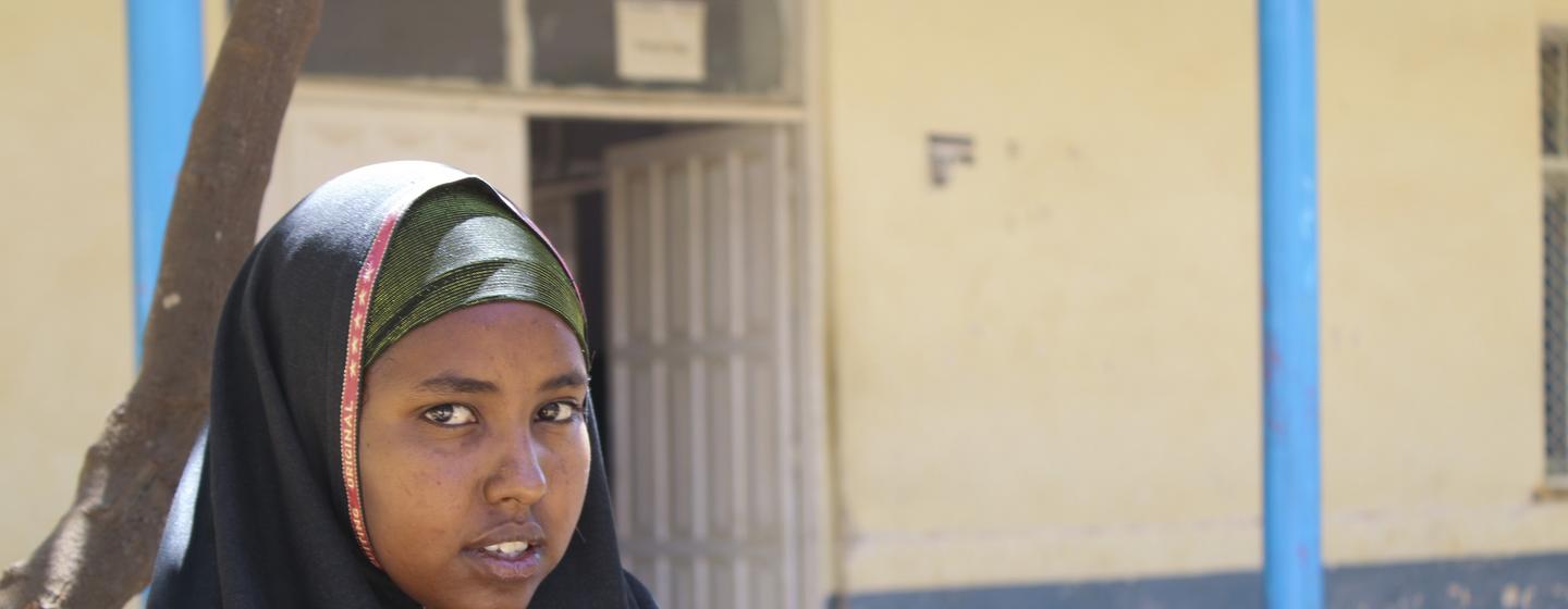 فردوسة معلم عبدي مع طفلها حسن علي أحمد البالغ من العمر 17 شهرا، والذي يعالج من سوء التغذية في مركز تحقيق الاستقرار في مستشفى باي الإقليمي في بيدوا بالصومال.