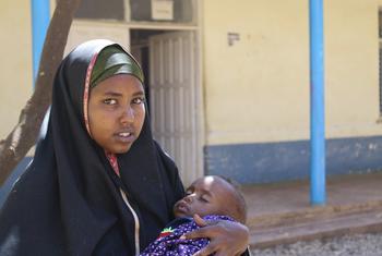 فردوسة معلم عبدي مع طفلها حسن علي أحمد البالغ من العمر 17 شهرا، والذي يعالج من سوء التغذية في مركز تحقيق الاستقرار في مستشفى باي الإقليمي في بيدوا بالصومال.