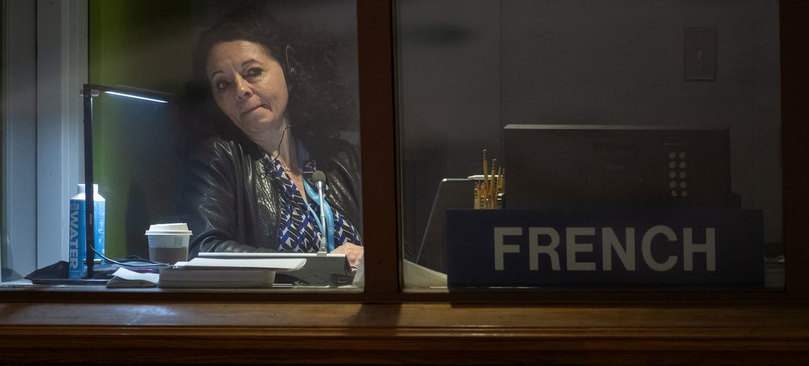 Une interprète de l'ONU dans sa cabine lors d'une réunion du Conseil de sécurité.