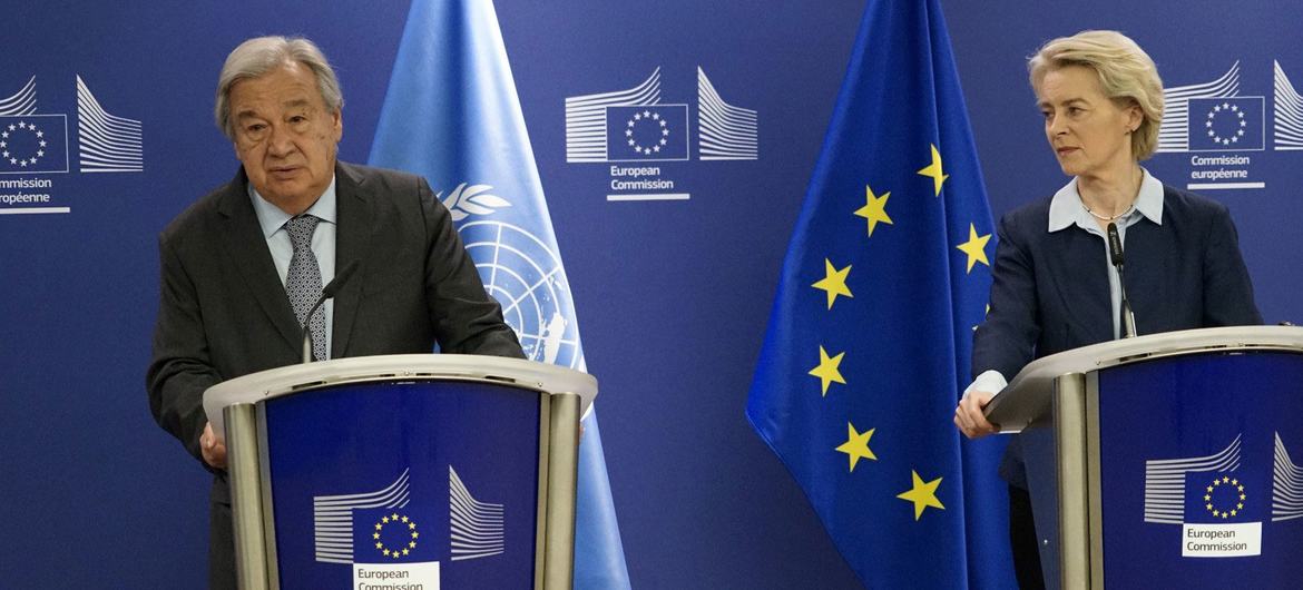 Secretário-geral da ONU, António Guterres (à esquerda), fala à mídia em Bruxelas ao lado de Ursula von der Leyen, Presidente da Comissão Europeia.