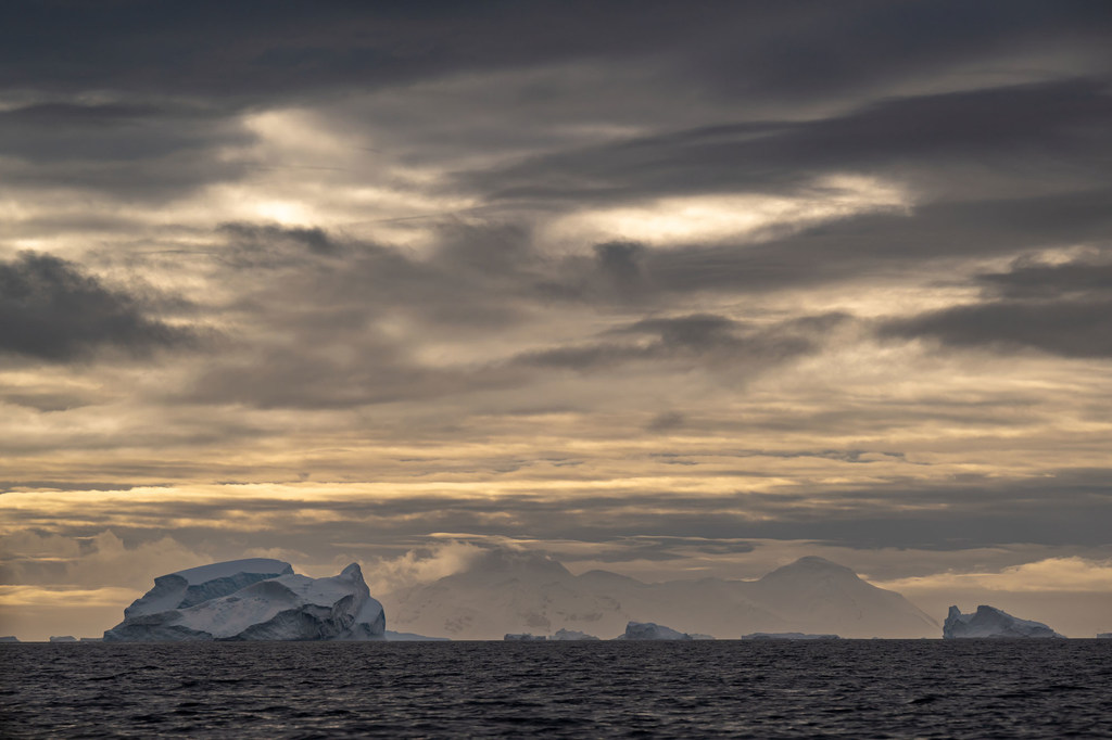 Muonekano kutoka kwa Mlango-Bahari wa Bransfield huko Antaktika.
