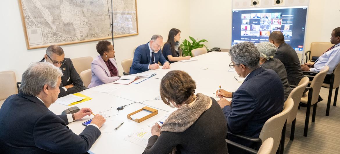 联合国秘书长古特雷斯（桌前左）参加关于苏丹局势的在线会议。