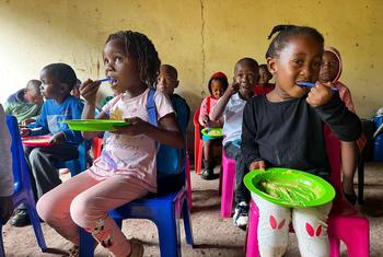 Niños en un punto de atención vecinal apoyado por el Programa Mundial de Alimentos en Eswatini.