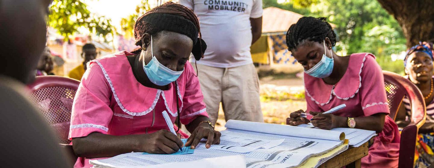 Des infirmières travaillent dans une clinique mobile de vaccination contre la COVID-19 à Rofunta, en Sierra Leone, en décembre 2022.