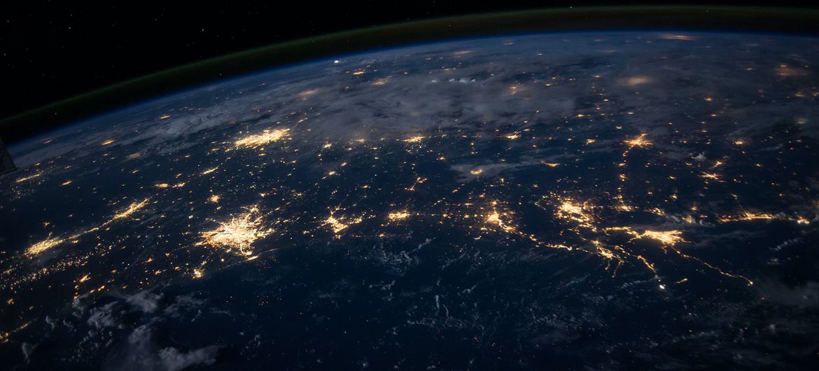 从外太空看地球上城市的夜景。