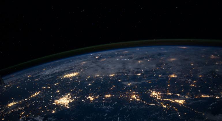 Vue des villes de la Terre la nuit, depuis l'espace.
