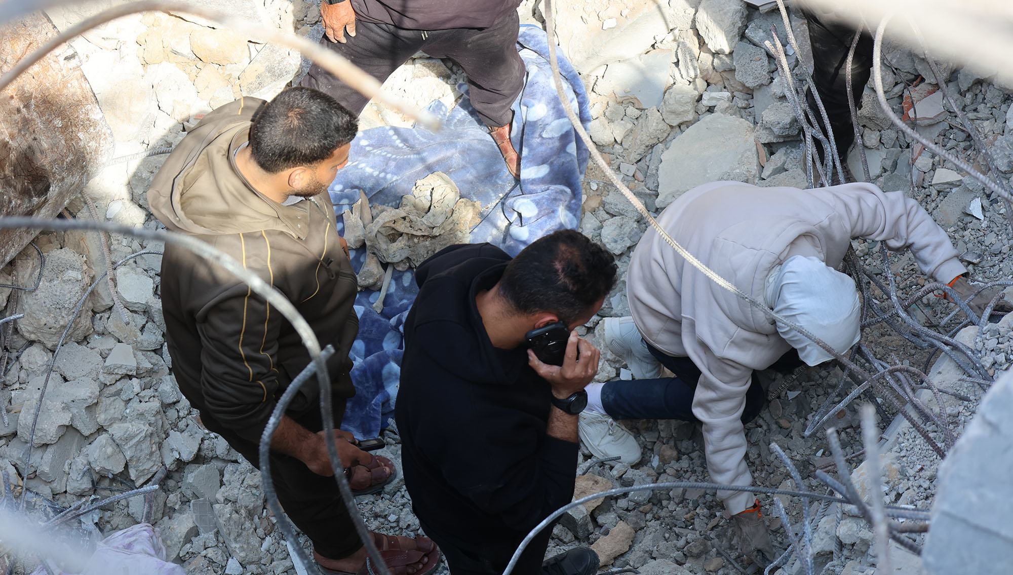 Des habitants de Gaza récupèrent les restes d'une personne disparue dans les décombres causés par les bombardements israéliens.