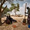 在尼日尔蒂拉贝里区的一个流离失所点，难民妇女正在准备食物。
