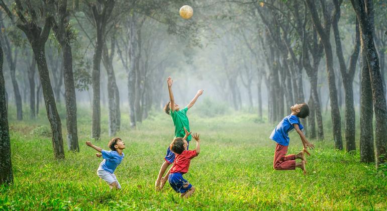 Niños jugando futbol