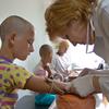 یوکرین میں ایک ڈاکٹر بچوں کا ایچ آئی وی کے لیے معائنہ کر رہی ہیں۔