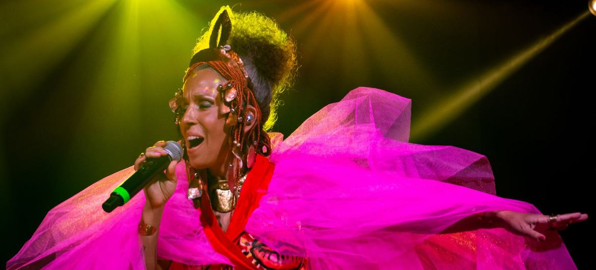 A cantora e compositora Iara Rennó falou ao Podcast UN News sobre como o português favorece a expressão artística