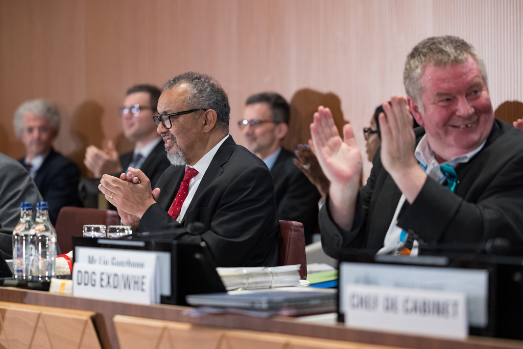 El director general de la OMS, Tedros Adhanom Ghebreyesus, aplaude durante la Asamblea Mundial de la Salud en mayo de 2025.