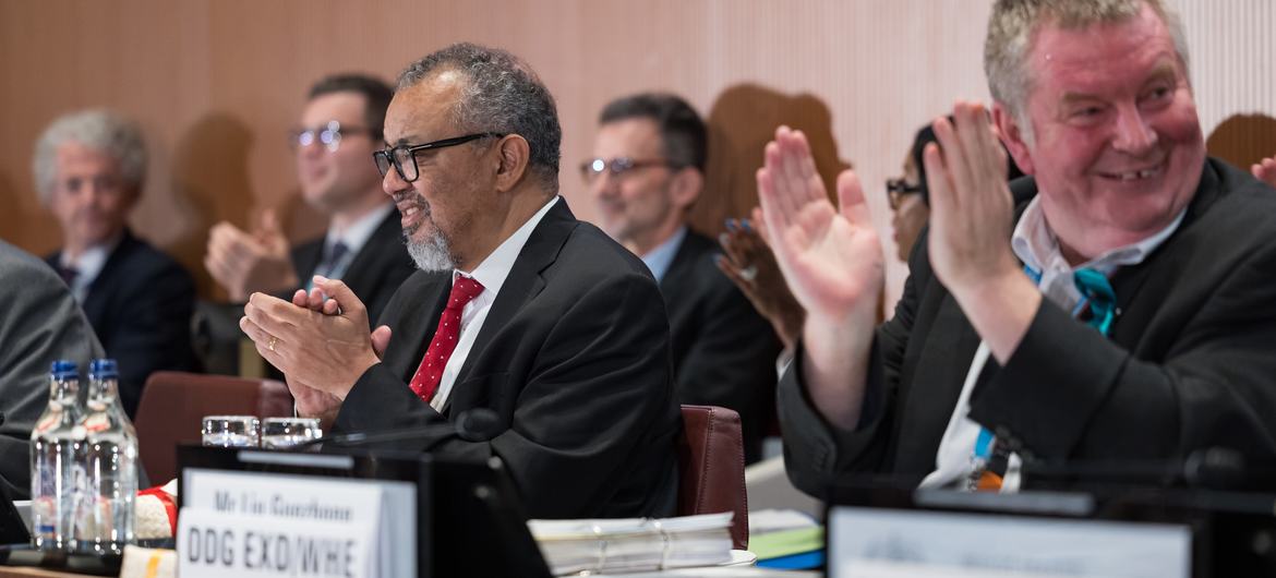 Le chef de l'OMS, Tedros Adhanom Ghebreyesus, célèbre l'adoption officielle de l'Accord sur la prévention des pandémies.