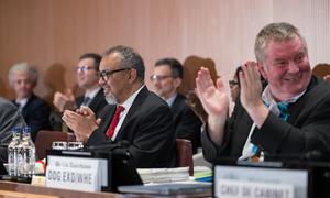  El director general de la OMS, Tedros Adhanom Ghebreyesus, celebra la adopción formal del Acuerdo sobre Pandemias.