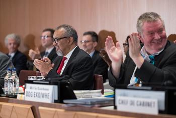 O diretor-geral da OMS, Tedros Adhanom Ghebreyesus, celebra a adoção formal do Acordo Pandêmico