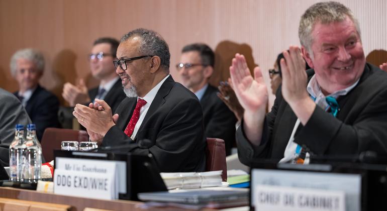 El director general de la OMS, Tedros Adhanom Ghebreyesus, celebra la adopción formal del Acuerdo sobre Pandemias.