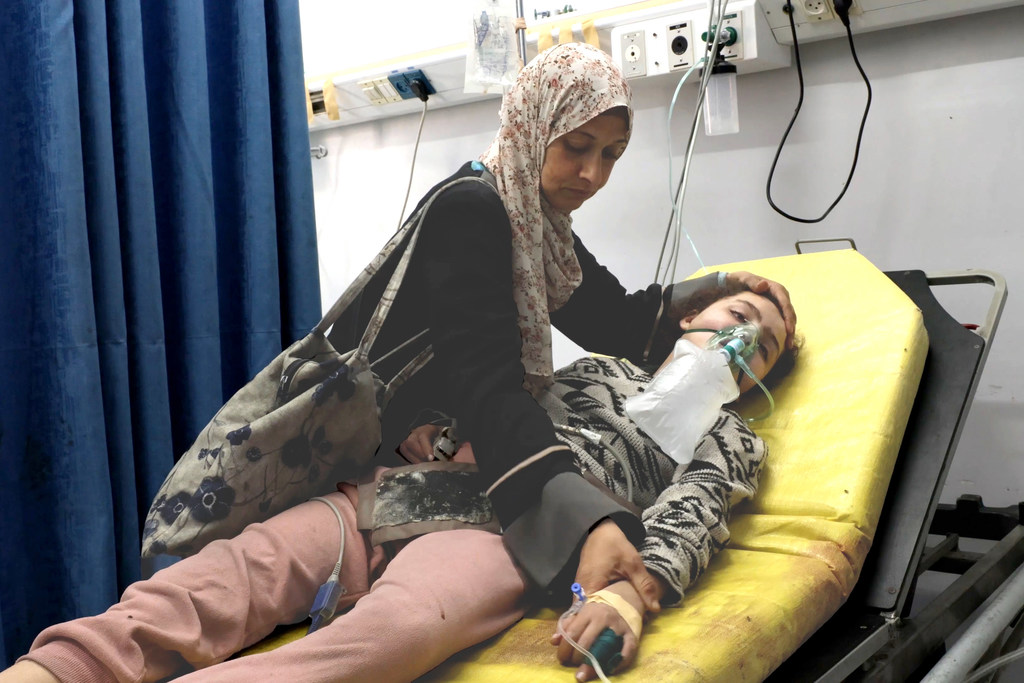 حنان الداية احضرت ابنتها التي تعاني من الشلل الدماغي،   إلى مجمع الشفاء الطبي بسبب ارتفاع حرارتها.