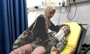 Hanan Al-Dayya junto a su hija, que sufre parálisis cerebral, en el Complejo Médico Al-Shifa.