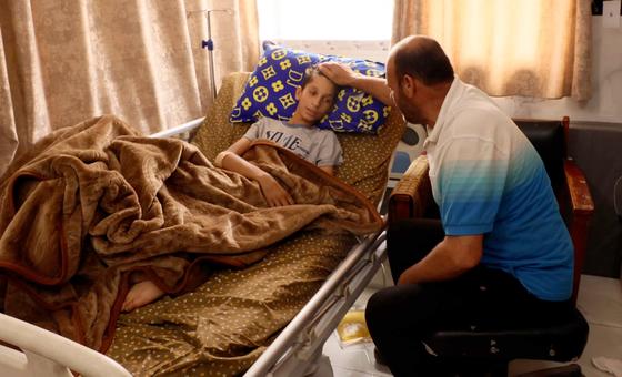 "الأطباء منهكون ونحن ننتظر رحمة الله": مرضى غزة يروون معاناتهم في ظل تداعي الخدمات الصحية
