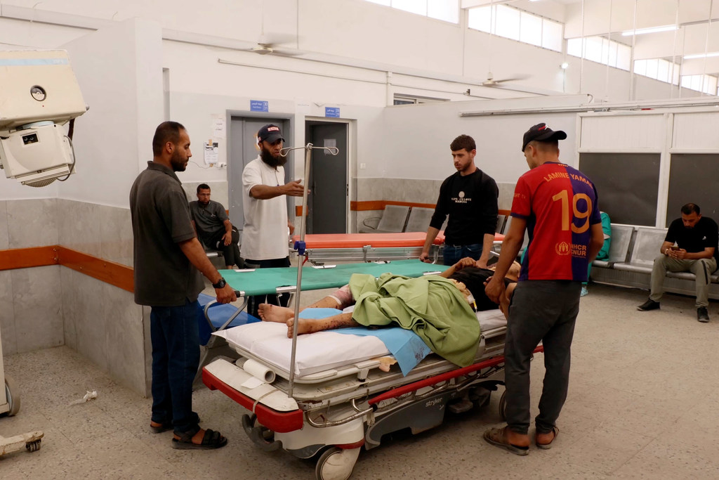 قسم العلاج السريع في مجمع الشفاء الطبي بمدينة غزة، حيث يتم تقديم الرعاية الطبية للمصابين والمراجعين.