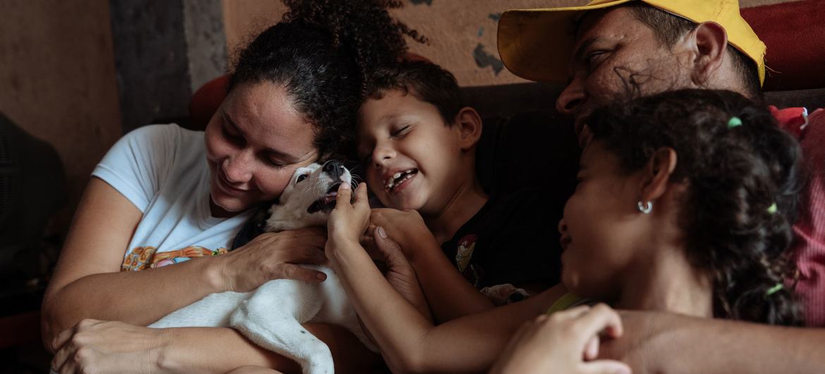 Uma família refugiada venezuelana que vive em Guayaquil, Equador