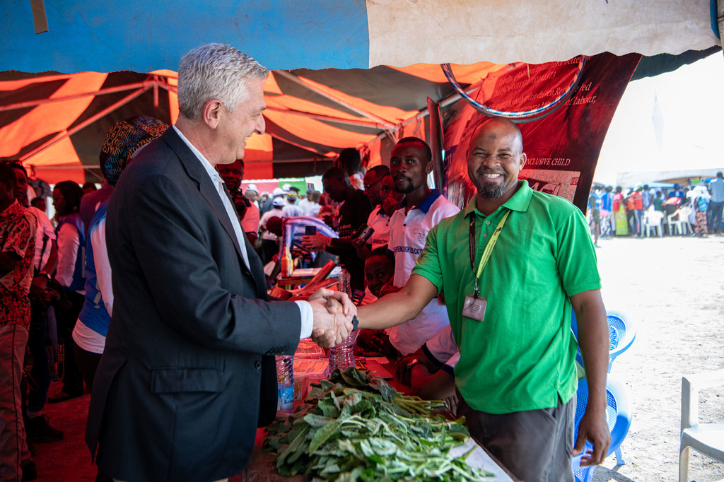 El Alto Comisionado de la ONU para los Refugiados, Filippo Grandi, interactúa con Abdulaziz Lugazo, refugiado de Somalia, durante las celebraciones del Día Mundial de los Refugiados en el asentamiento de Kalobeyei.