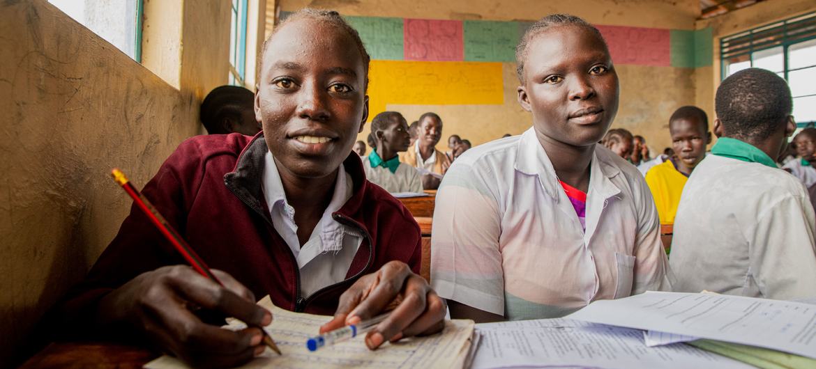 Des élèves étudient dans le camp de réfugiés de Kakuma, au Kenya.