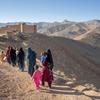 अफ़ग़ानिस्तान के एक दूर-दराज़ के इलाक़े में महिलाओं व बच्चों का एक समूह.