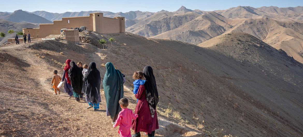 Un grupo de mujeres y sus hijos caminan por Daikundi, en la remota región central de Afganistán.