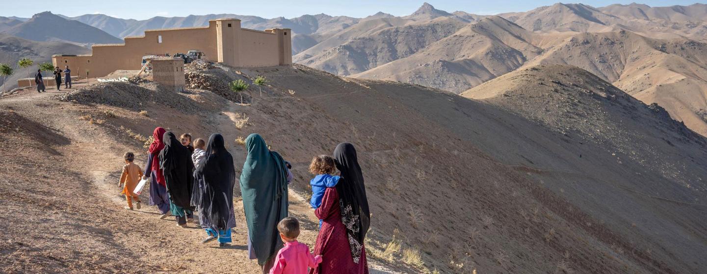 Un groupe de femmes et leurs enfants marchent à Daikundi, dans la région isolée du centre de l'Afghanistan.