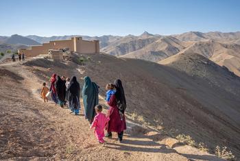 Un grupo de mujeres y sus hijos caminan por Daikundi, en la remota región central de Afganistán.