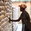 一名妇女在刚果（金）卡南加的一处世界粮食计划署食品仓库工作。