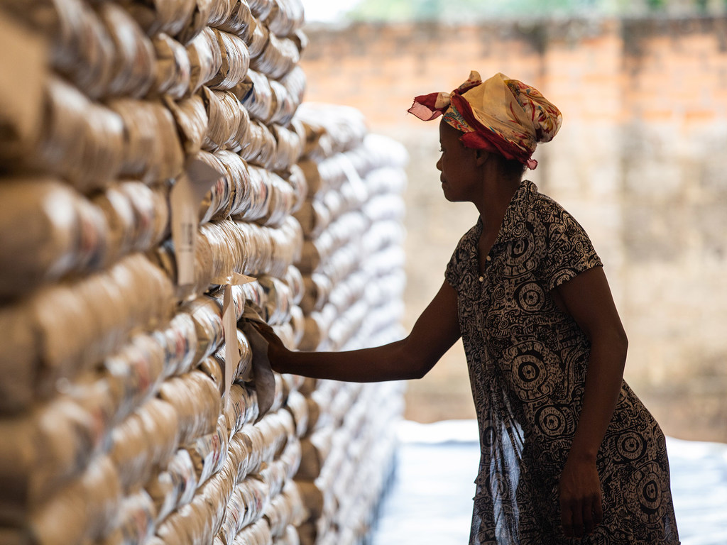 Une femme travaille dans un entrepôt alimentaire du PAM à Kananga, en République démocratique du Congo.