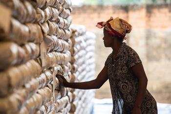 在刚果民主共和国卡南加的粮食计划署食品仓库，一名妇女正在工作。