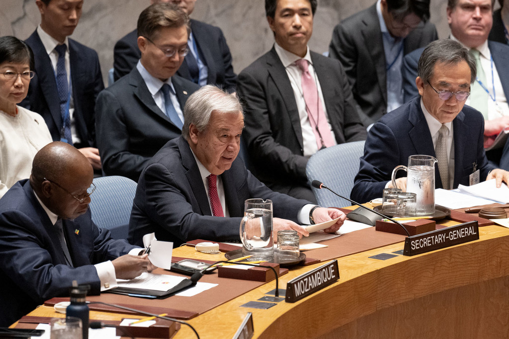 Katibu Mkuu wa Umoja wa Mataifa António Guterres (katikati) akihutubia katika mjadala wa wazi wa ngazi ya juu wa Baraza la Usalama la Umoja wa Mataifa kuhusu usalama wa mtandao.