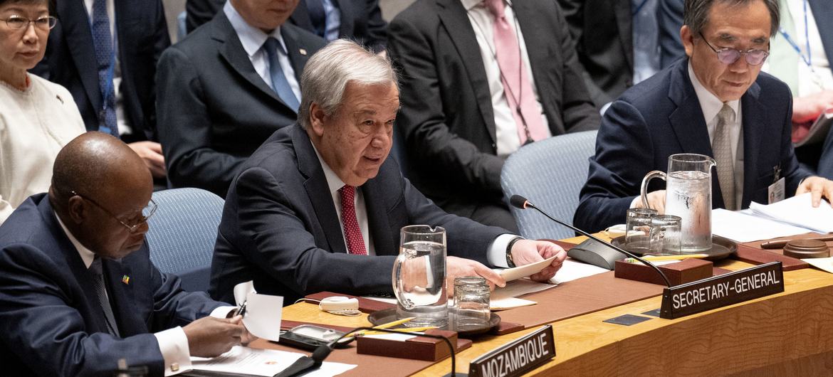 联合国秘书长安东尼奥·古特雷斯(中)在联合国安理会网络安全高级别公开辩论会上发言。