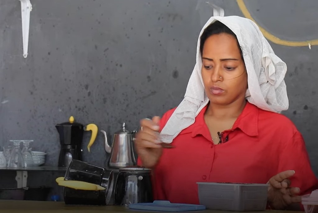 Ibtisam, mkimbizi kutoka Yemen ambaye ameishi nchini Ethiopia kwa miaka 9 sasa amepokea kitambulisho chake na sasa anaendesha biashara yake.