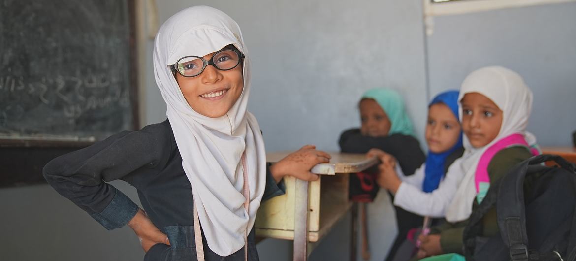 الطفلة اليمنية ريم (7 سنوات) في فصلها بمنطقة الجوف، غرب اليمن. مفوضية الأمم المتحدة لشؤون اللاجئين أنشأت فصولا دراسية لتوفير التعليم للأطفال اليمنيين النازحين الذين كانوا يتعلمون في الخيام.